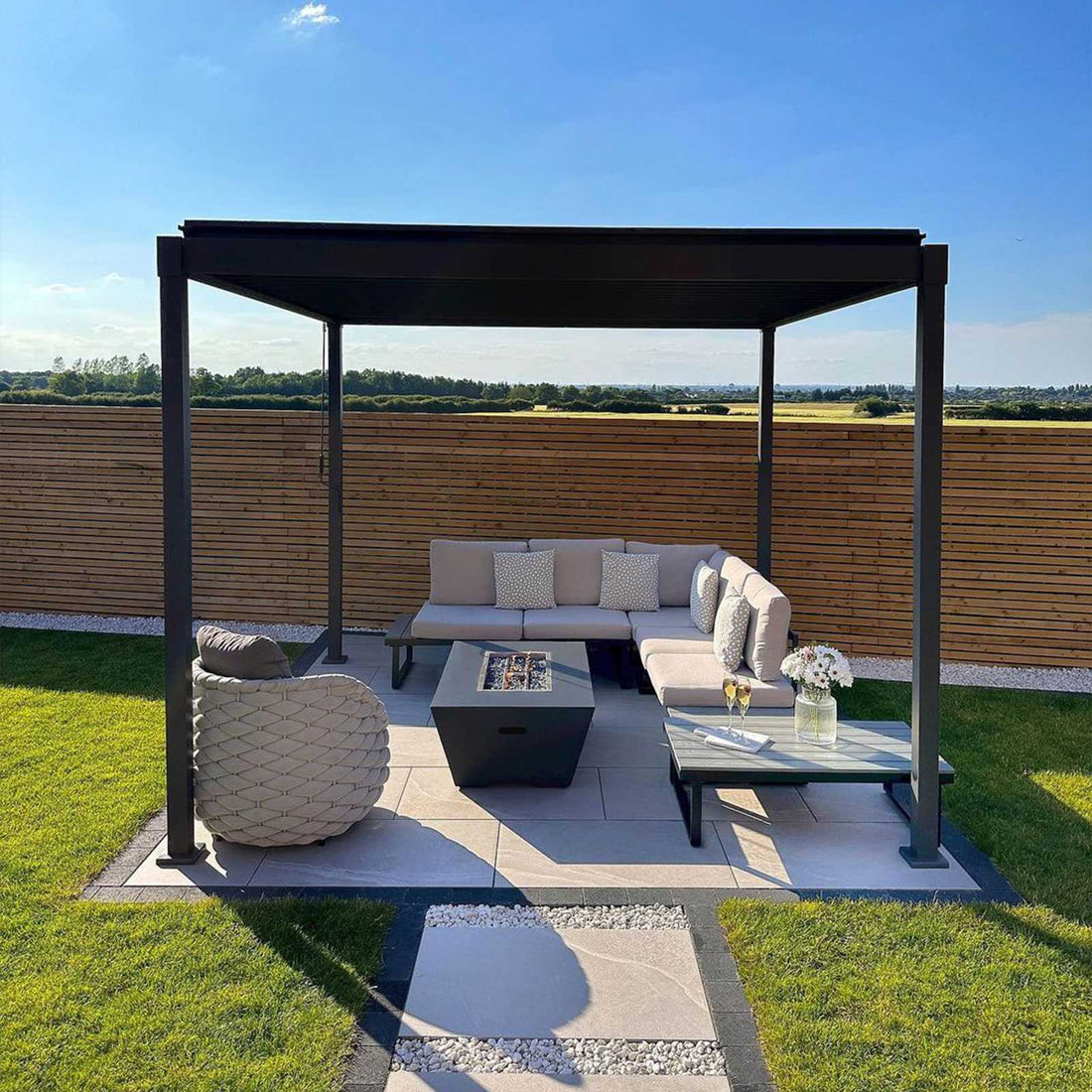 Wall-Mounted vs. Freestanding Pergolas: Maximising Space in Small Gardens